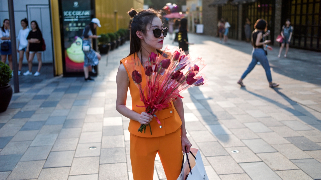 Busy 'Chinese Valentine's Day,' couples flock to register marriages, flower prices soar 10 times.