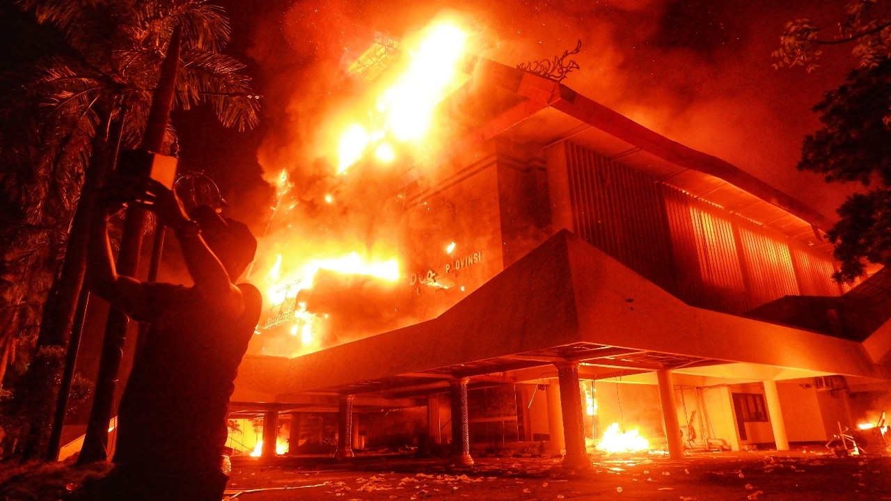 Fierce protests across the nation! Mob storms and burns Makassar city council building, at least 3 dead