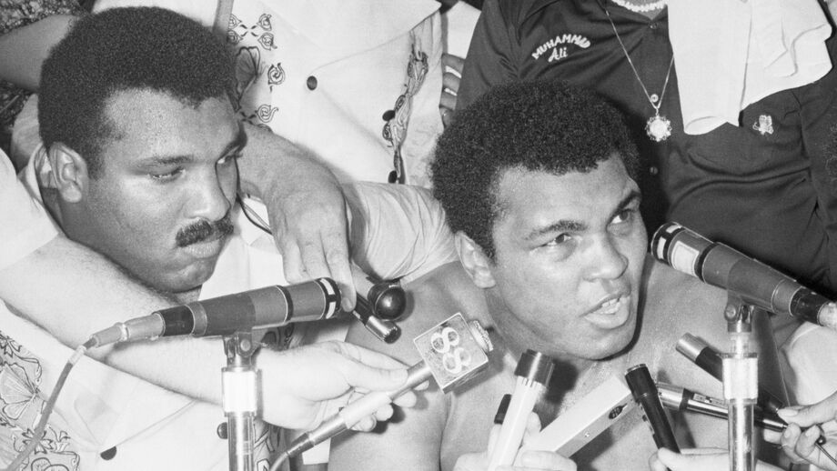 Rahaman Ali (left) with brother Muhammad Ali (center) during a press conference in 1975