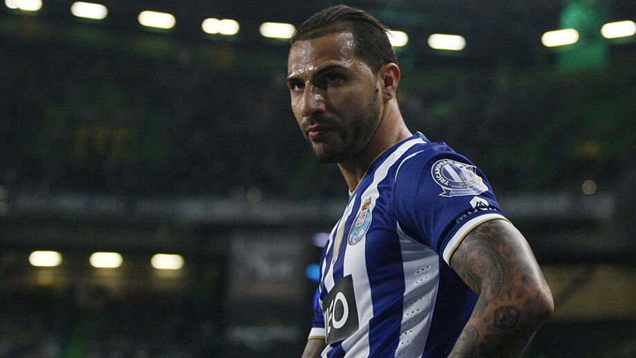 Ricardo Quaresma playing for FC Porto at Alvalade
