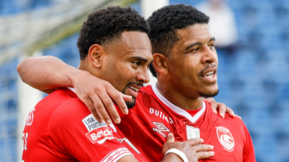 Santa Clara Retains Winning XI for Conference League; Rodrigo Mendes Signs Wendel Silva (on the left)