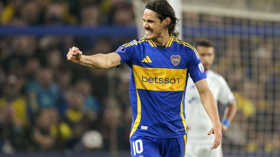 Edinson Cavani celebrates with the Boca jersey