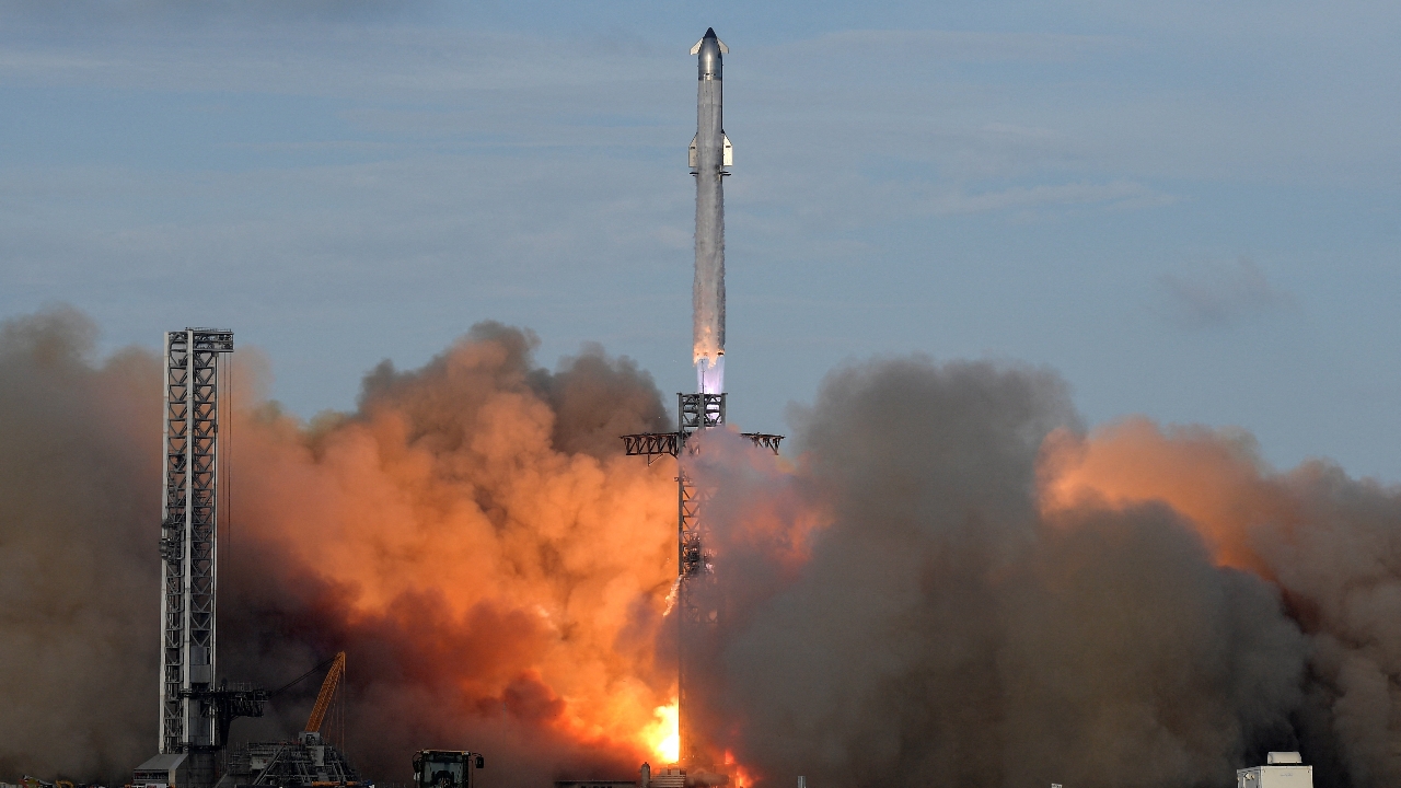 SpaceX successfully tests Starship rocket, turning around continuous failures.