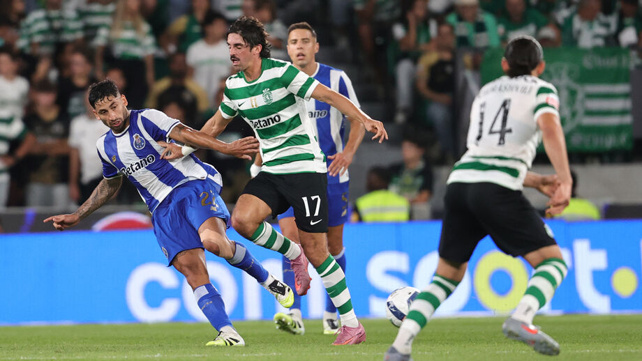 Players in action during Sporting-FC Porto