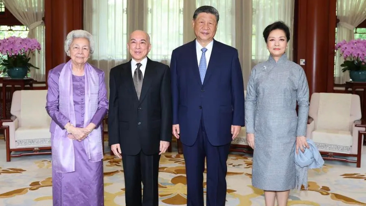Xi Jinping welcomes the King of Cambodia and the Queen Mother on their visit to Beijing