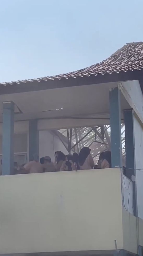 1757557470 822 Indonesia Vocational School Roof Collapse Injures 35 Students