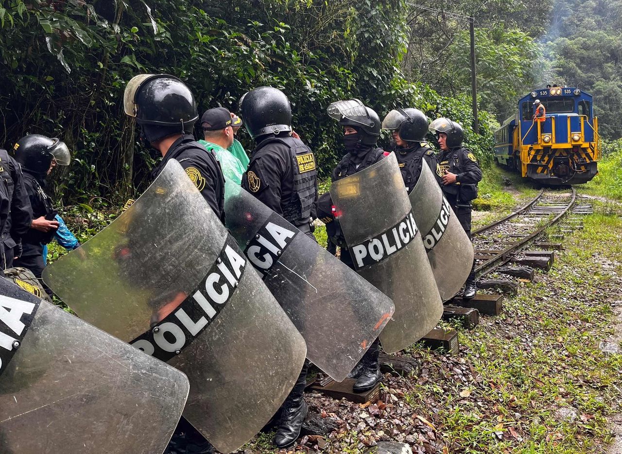 1758074937 521 Peru 1400 tourists evacuated from Machu Picchu amid rail protests