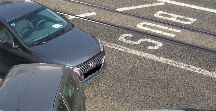 Highway Code: Is it legal to park anywhere and turn on hazard lights?