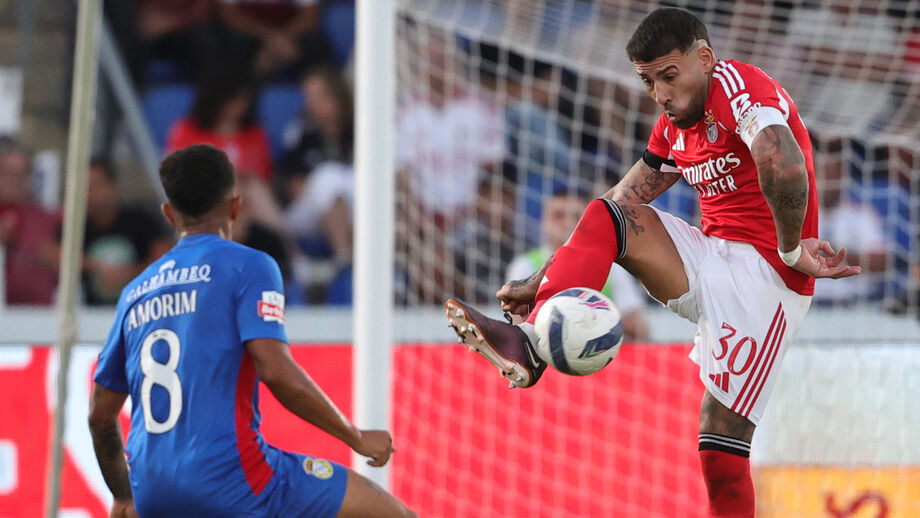 Alex Amorim battling with Otamendi during Alverca-Benfica