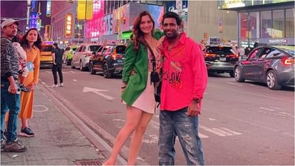 Arti Singh: 'Two carefree souls in New York', Arti Singh went sightseeing sitting on her husband's shoulders, shared pictures Arti Singh enjoying quality time in New York with husband Dipak Chauhan shares beautiful photos