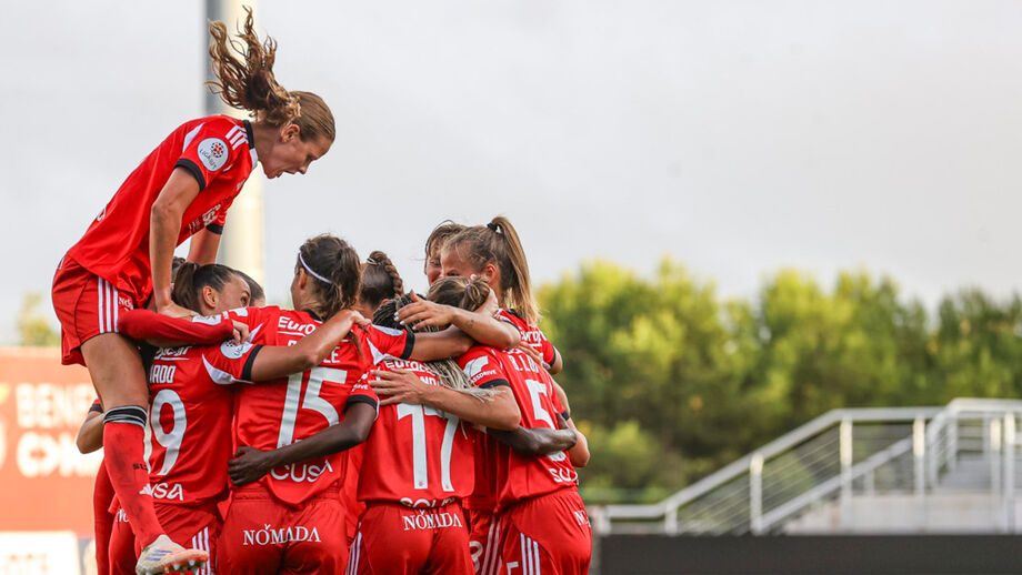 Benfica Women's Champions Demolish Damaiense 8-0 in Goal Fest Benfica players celebrate a goal against Damaiense