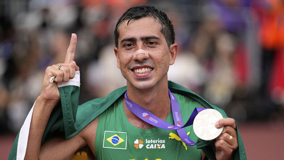 Caio Bonfim celebrates winning the silver medal at the World Athletics Championships