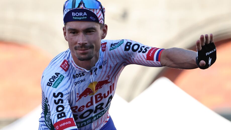 Bora-Hansgrohe cyclist competes in team equipment