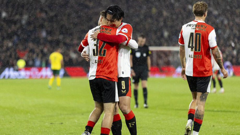 Feyenoord Takes Sole Eredivisie Lead With Fifth Consecutive Victory Feyenoord players celebrating