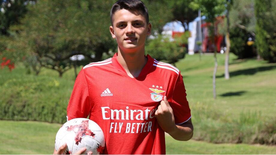 Mario Tudose on the day he was signed by Benfica, in 2021