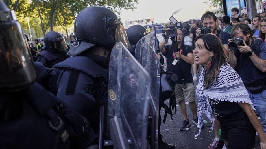 Images of the pro-Palestine demonstration in the final stage of the Vuelta