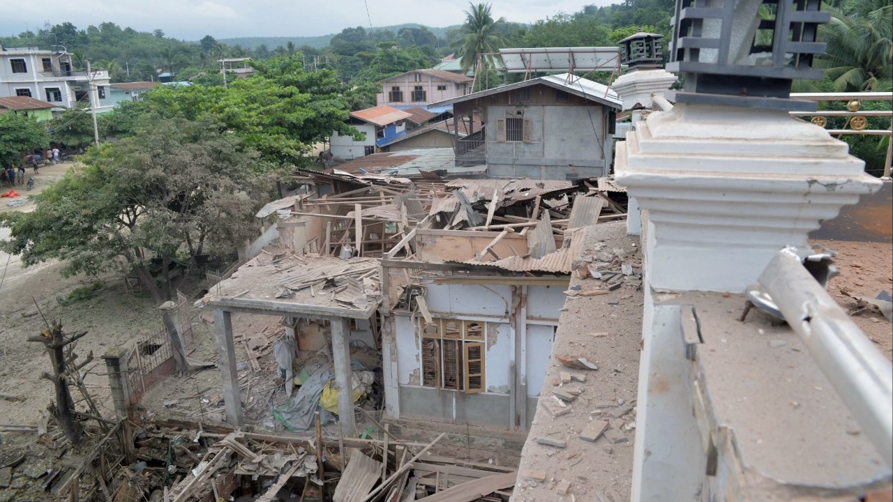 กองทัพเมียนมาทิ้งบอมบ์โรงเรียนในรัฐยะไข่ ครู-นร.ตาย 22 ศพ ท่ามกลางสงครามยืดเยื้อกับกองทัพอาระกัน 