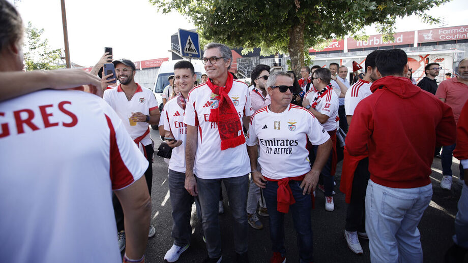 Noronha Lopes Slams Rui Costa: Unprepared Leader, Petty Election Tactics Noronha Lopes in Vila das Aves with Benfica supporters
