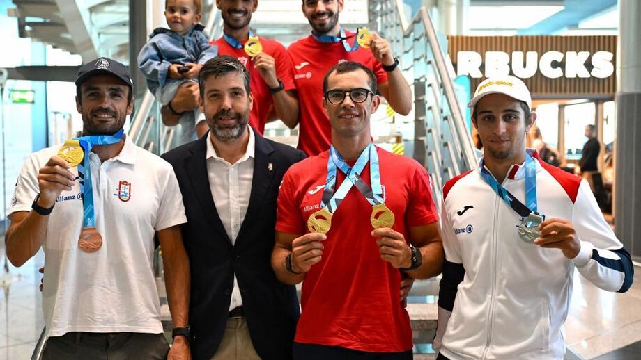 Rui Lacerda (left), Ricardo Coelho (right), and below José Ramalho (left), Federation President Ricardo Machado (second from left), Fernando Pimenta (center) and Leonardo Barbosa (right) arriving from Hungary