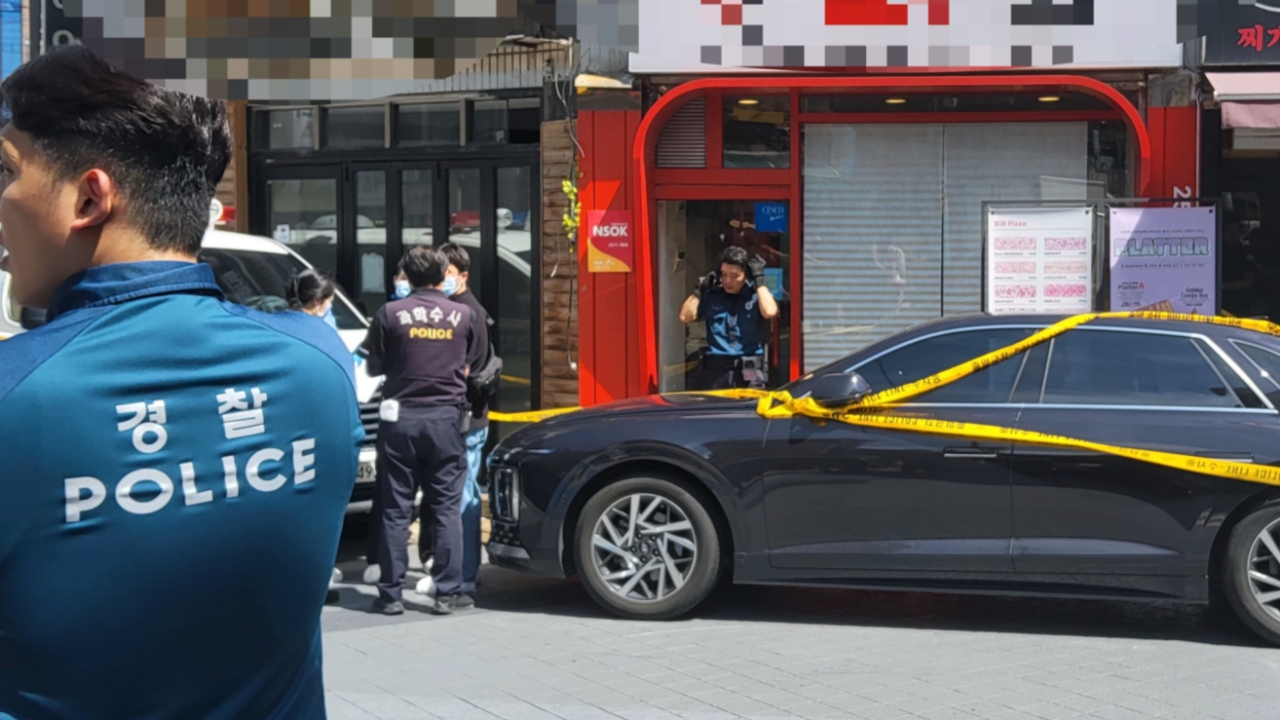 Owner of a Seoul pizza shop stabs 3 to death
