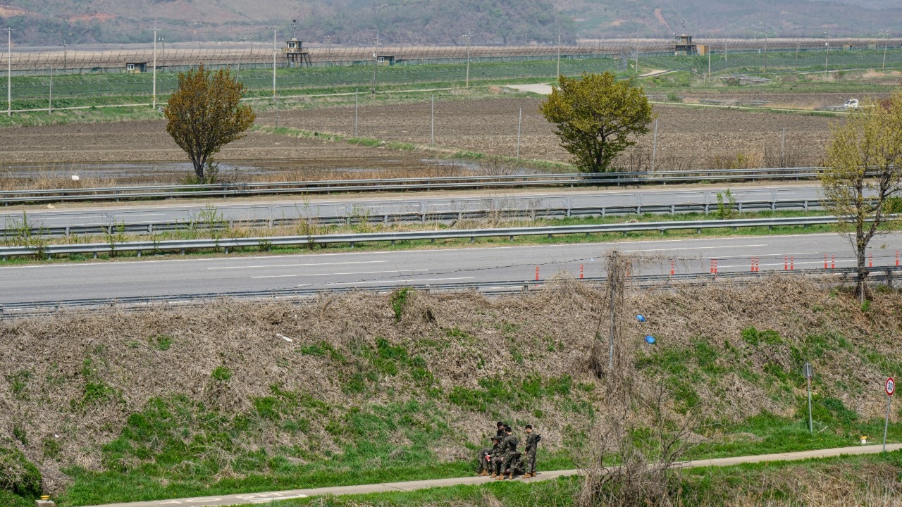 Loud explosion occurred in South Korean Army artillery unit, 10 soldiers injured.