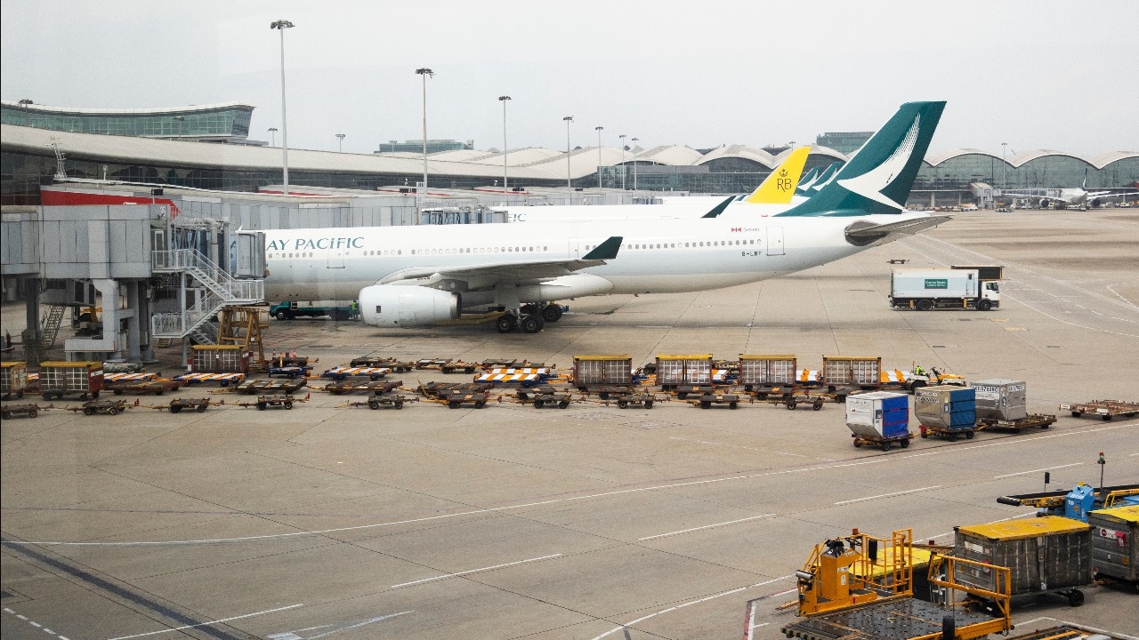 ฮ่องกงปิดสนามบิน 36 ชั่วโมง รับมือไต้ฝุ่นรากาซา คาดยกเลิกกว่า 500 เที่ยวบิน