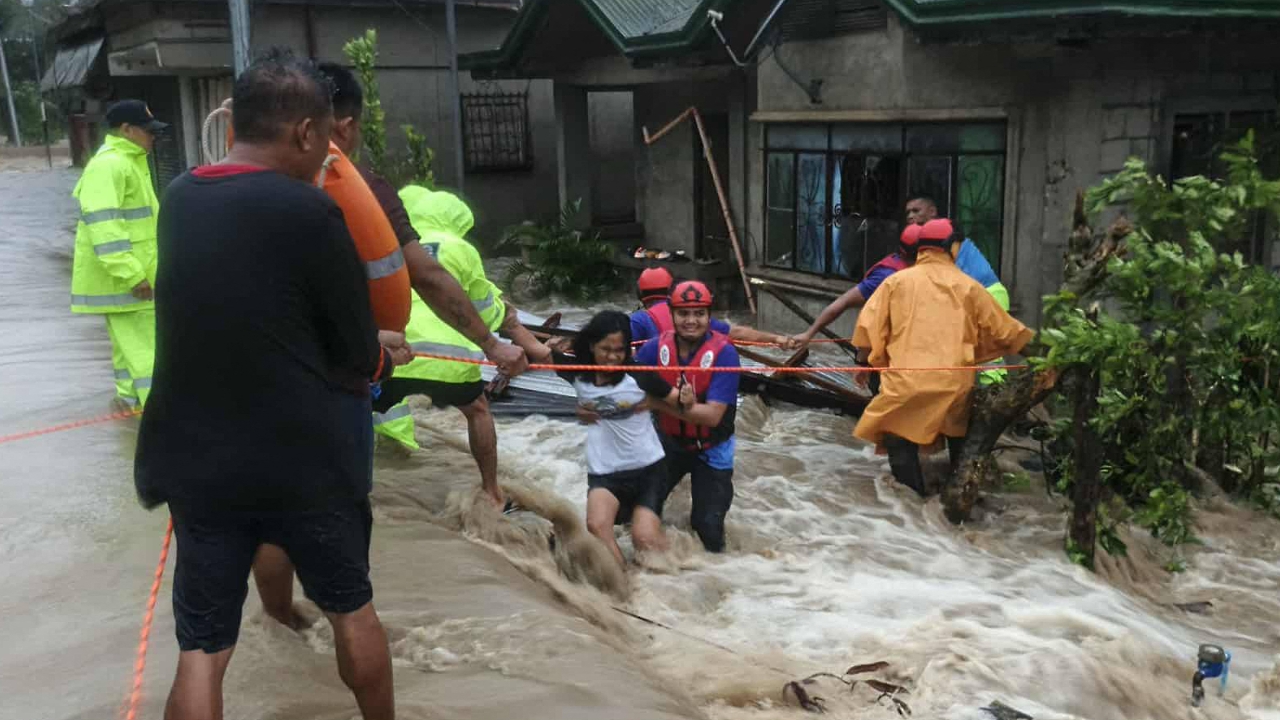 พายุไต้ฝุ่นบัวลอยพัดขึ้นฝิลิปปินส์ สร้างความเสียหายหลายพื้นที่ของประเทศ
