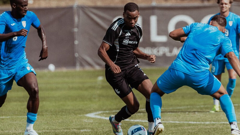 Xander Severina suffers right knee injury, misses Casa Pia debut Xander Severina in action in the training match with 1º Dezembro