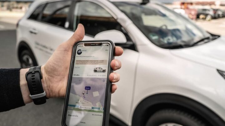 Vay app to request an autonomous electric car
