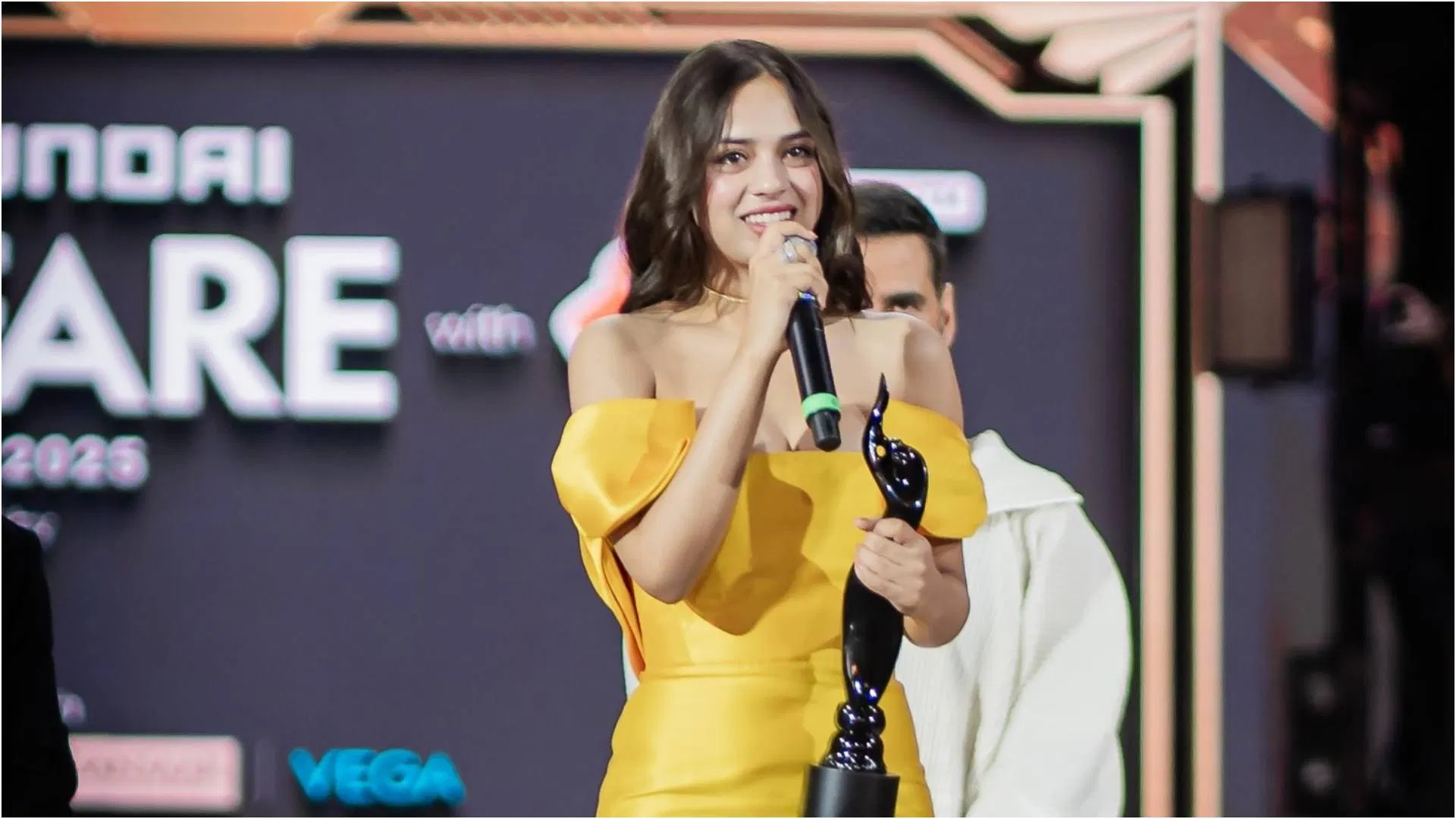 Nitanshi Goel Shares Happiness on getting Filmfare award for Laapataa Ladies and shahrukh Khan moment on stage