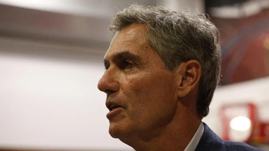 Benfica Candidate Noronha Lopes Discloses $25 Million Income for Transparency Noronha Lopes speaks during an interview