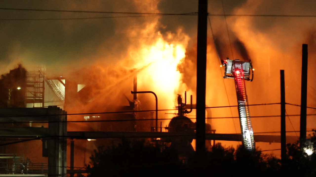 เกิดเหตุระเบิดสนั่นตามด้วยไฟไหม้รุนแรง เผาวอดโรงกลั่นน้ำมันเชฟรอน ในรัฐแคลิฟอร์เนีย  