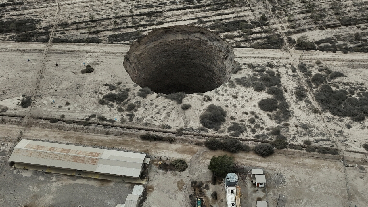 Residents in Chile's Tierra Amarilla fear a giant sinkhole that has remained unfilled for three years. A court has ordered the mining company to restore the area.