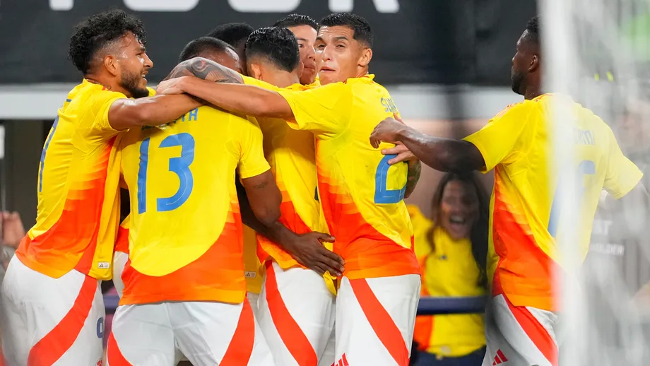 Colombian players celebrate against Mexico