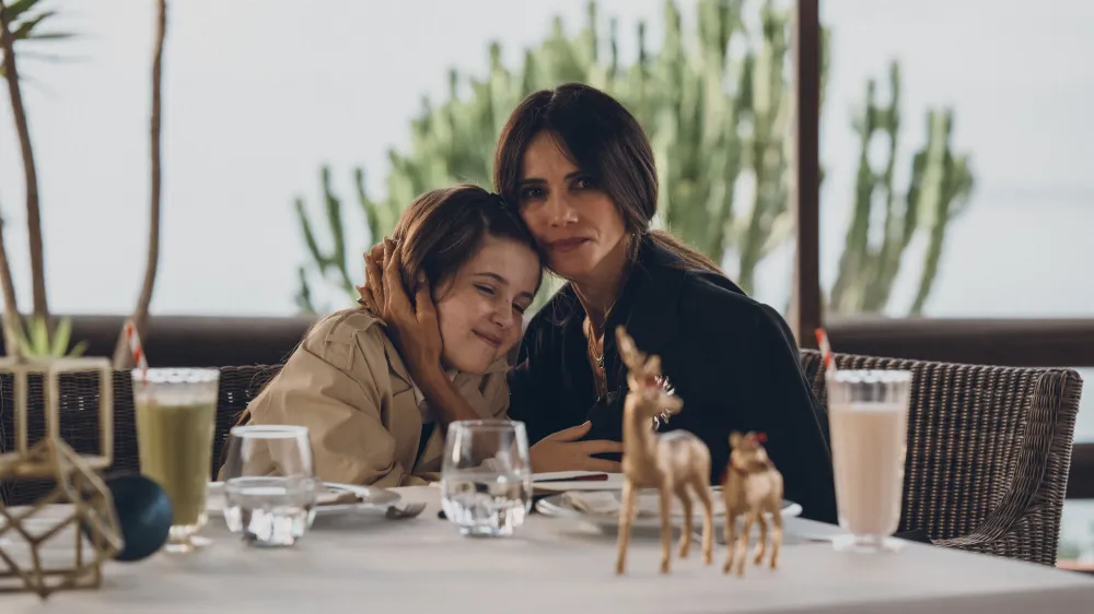 Goya Toledo as Anabel, Nick's mother