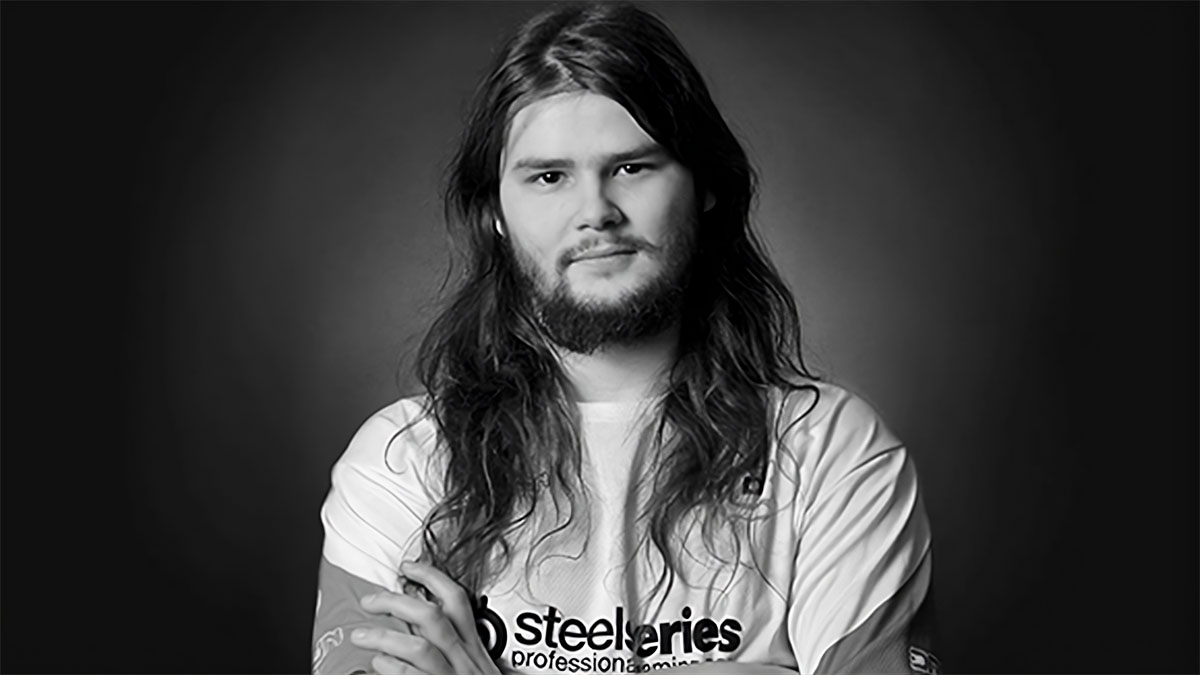 Shushei with FNATIC at a League of Legends event