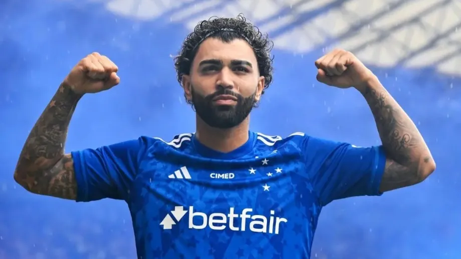 Gabigol Auctions Custom Cruzeiro-Flamengo Boots for Craque do Amanhã Gabigol auctions Cruzeiro-Flamengo boots for social project