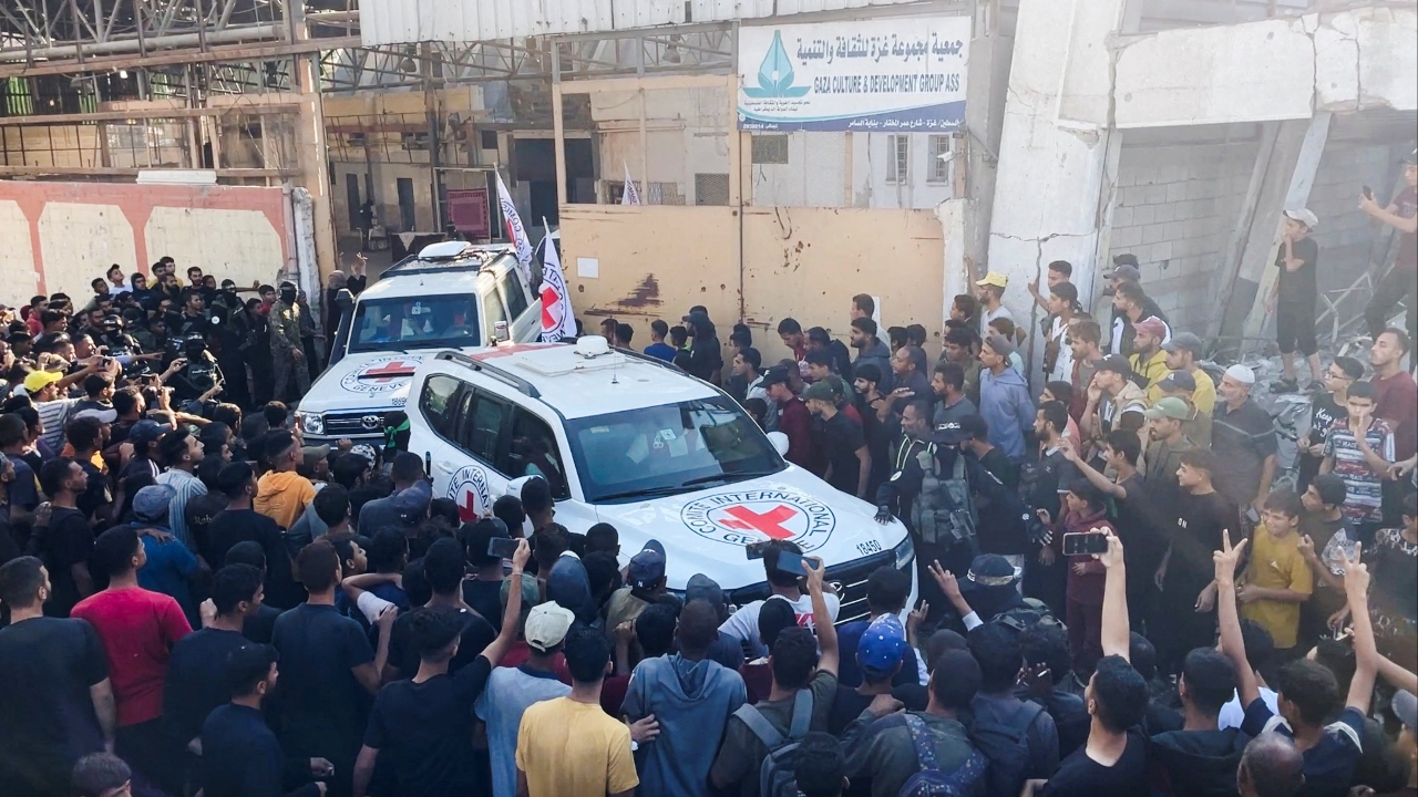 Hamas releases first group of 7 Israeli hostages to Red Cross in Gaza Strip