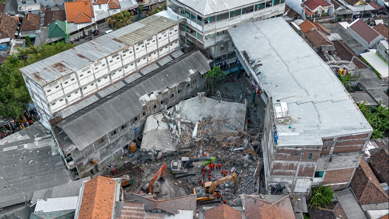 ยอดตายตึกโรงเรียนถล่มอินโดนีเซียพุ่ง 54 ศพ เร่งค้นหาผู้สูญหายอีกกว่า 13 ราย