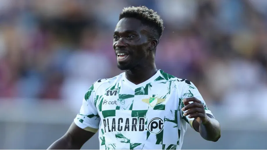 Lawrence Ofori in a Moreirense training kit, looking focused on the field.