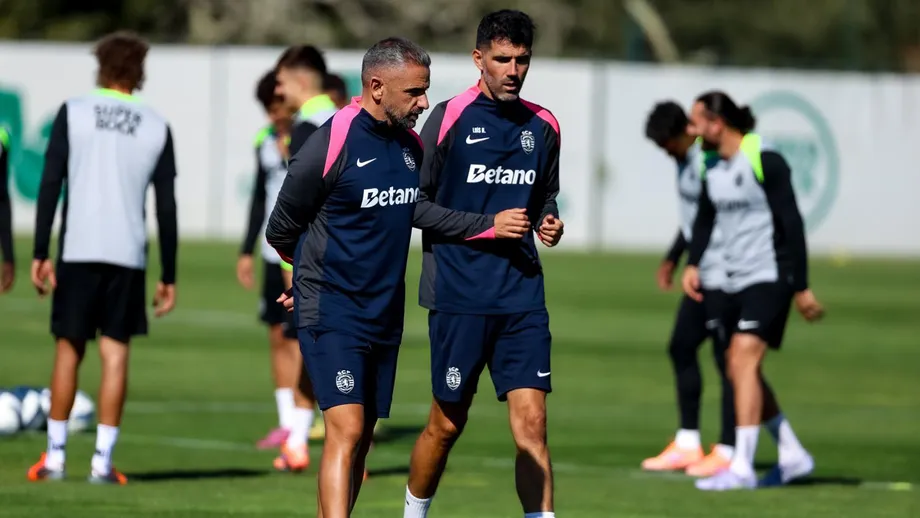 Rui Borges talking with Luís Neto during a Sporting training session