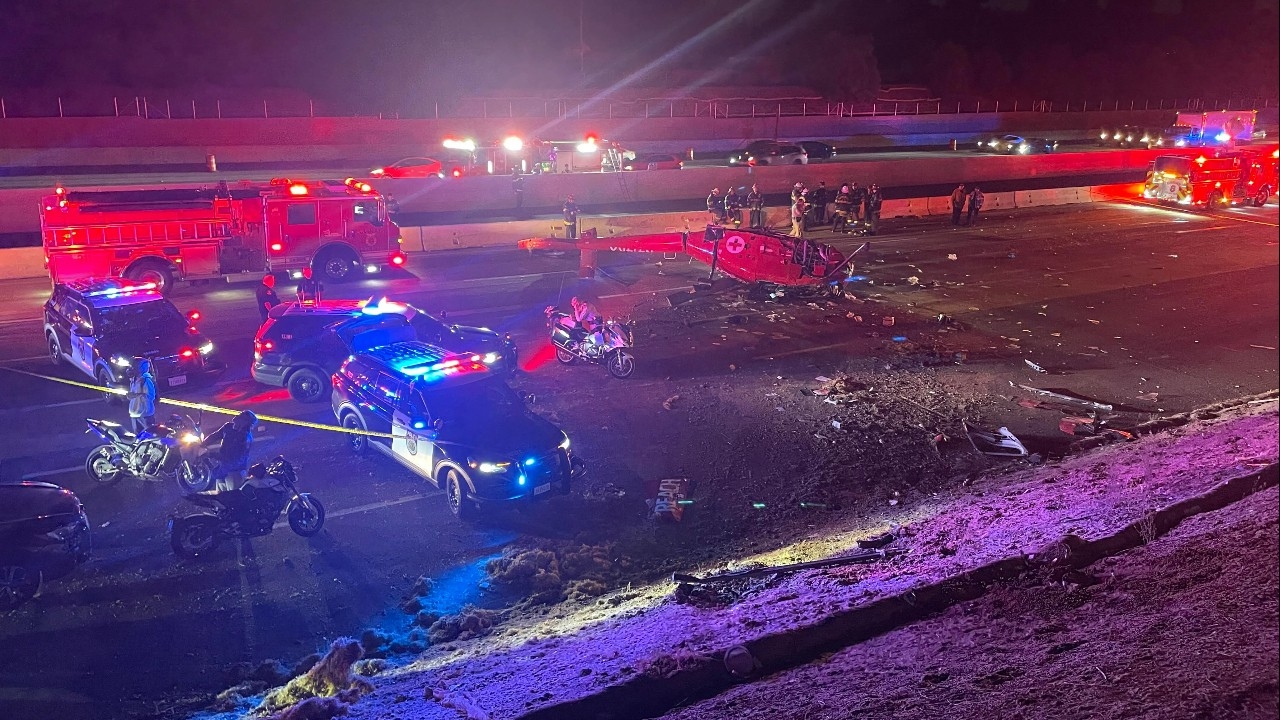 ฮ.หน่วยแพทย์ฉุกเฉินตกกลางทางหลวงในแคลิฟอร์เนีย เจ็บสาหัส 3 ราย 