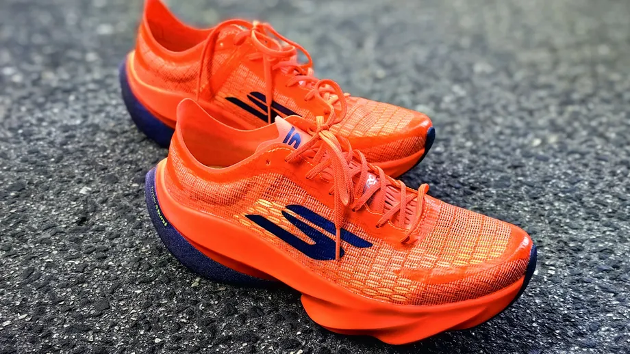 Skechers Aero Tempo: $185 Carbon Racer Lacks 'Wow' Factor Skechers Aero Tempo