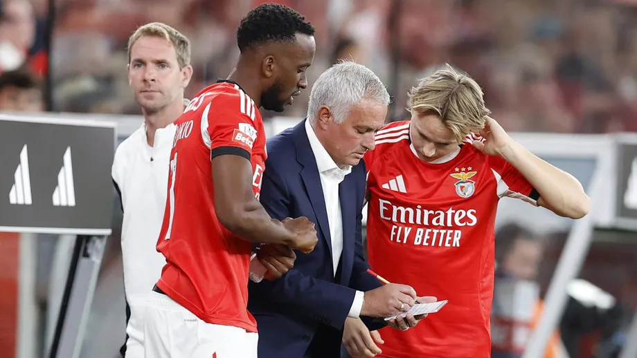 José Mourinho gives instructions to Lukebakio and Schjelderup near the Benfica bench