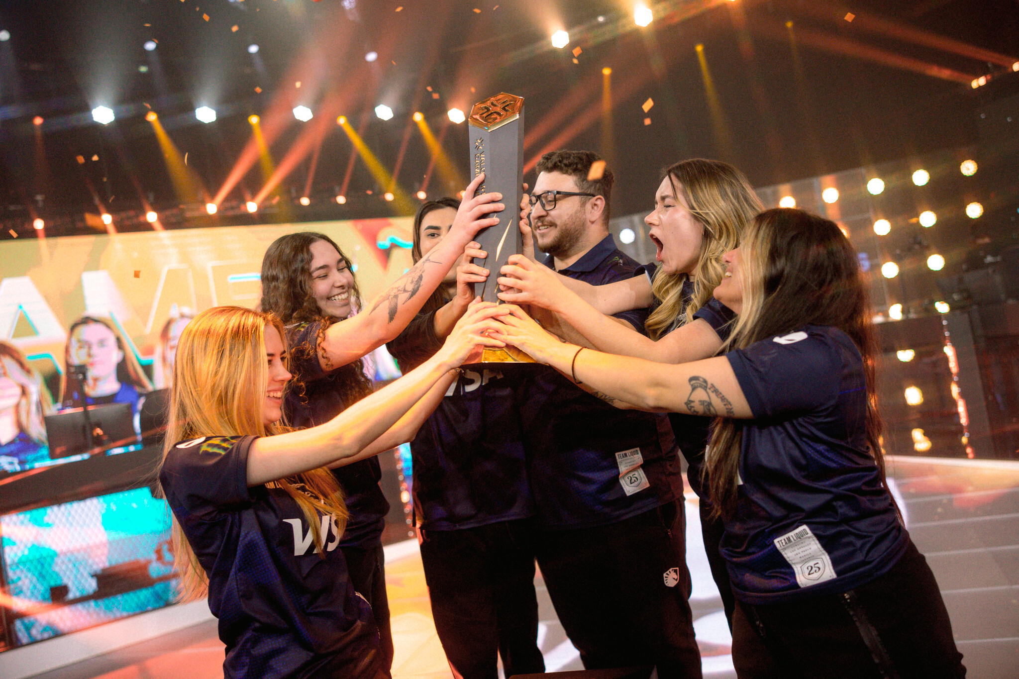 Parisian Rugby Team Stages Dramatic Comeback to Beat Pau 34-32, Reigniting Second-Place Title Race