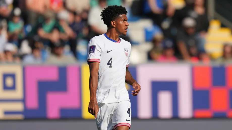 Joshua Wynder playing for the U-20 American national team
